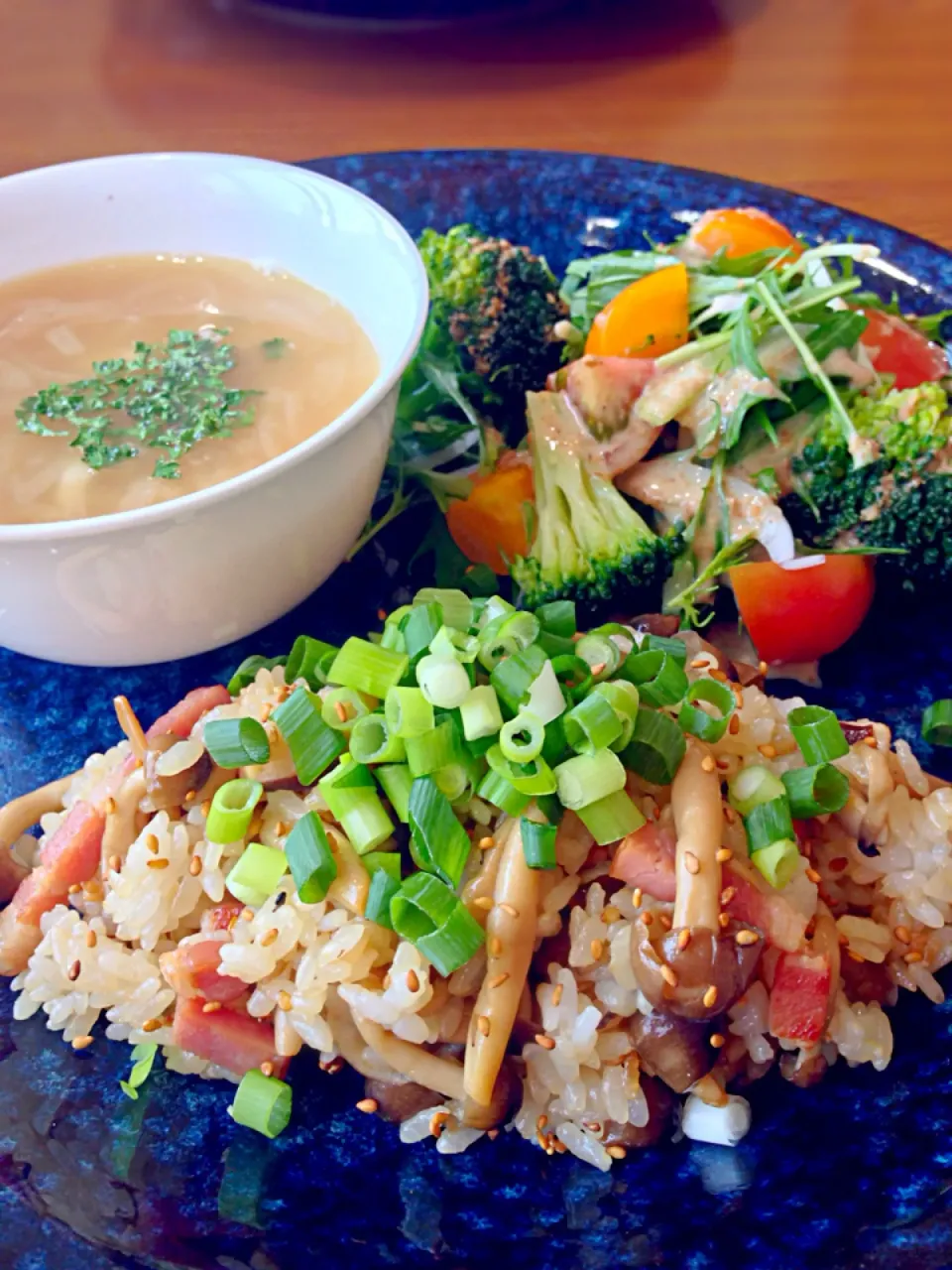 ⭐️きのことベーコンのガリバタ醤油混ぜご飯 ⭐️野菜サラダ 胡麻ドレッシング ⭐️オニオンスープ|よっちぃさん