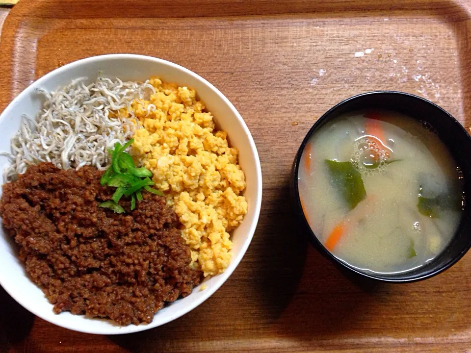 そぼろ丼    味噌汁|だいちゃんさん