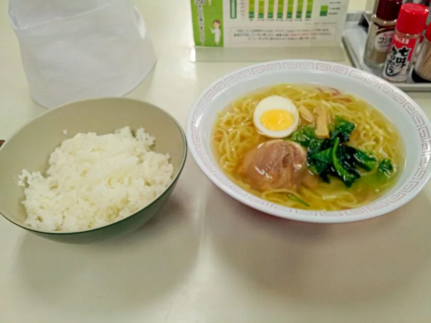 Snapdishの料理写真:味玉塩らーめん。ライスでした＼(^o^)／|なおきさん