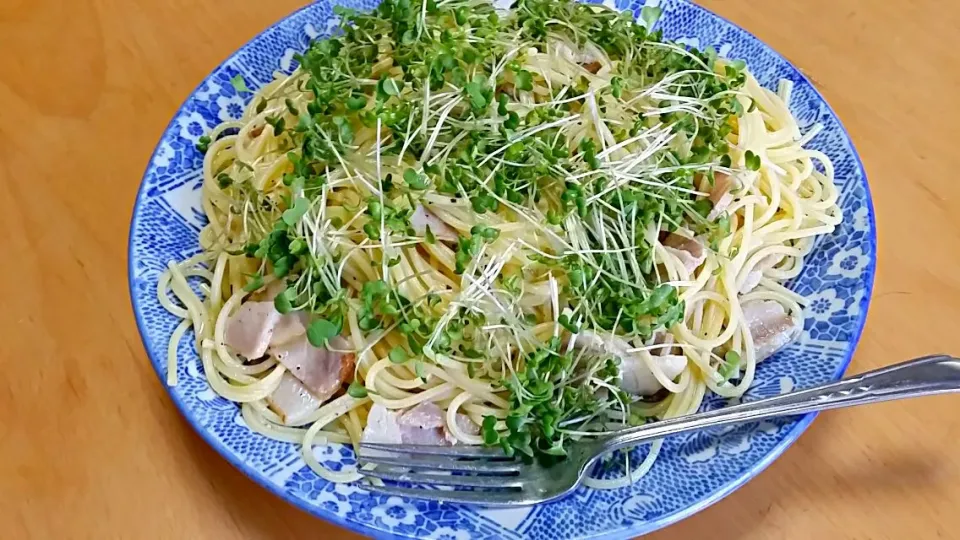 Snapdishの料理写真:たっぷりベーコンとスプラウトのオリーブオイル・パスタ|Takashi Sunamiさん