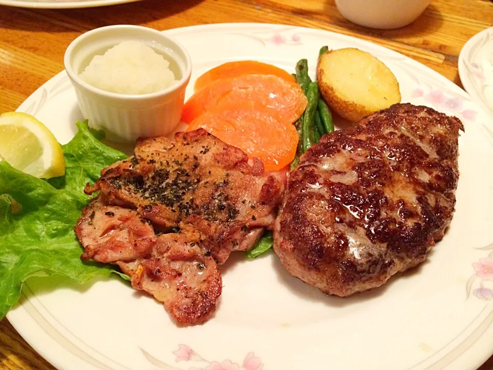 Snapdishの料理写真:the Hamburgのハーブチキンとハンバーグ♡|ゅきゅきさん