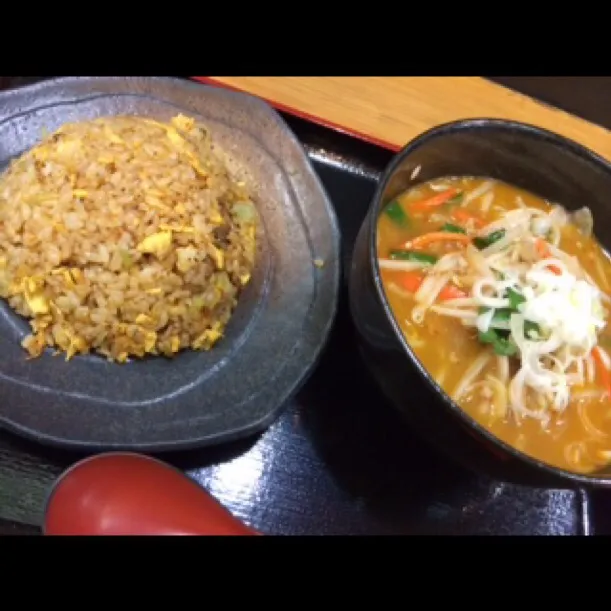 神田で『チャーハンのおいしい店』の看板を掲げる こちらのお店「東竜」味噌ラーメンとのセットを！|またさんさん