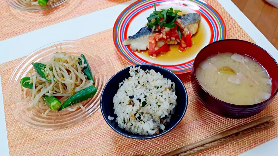 今日の夕食 さわらのソテー(トマトポン酢ソース)、もやしとおくらのごまあえ、新じゃがとベーコンの味噌汁|pinknari🐰🌈さん