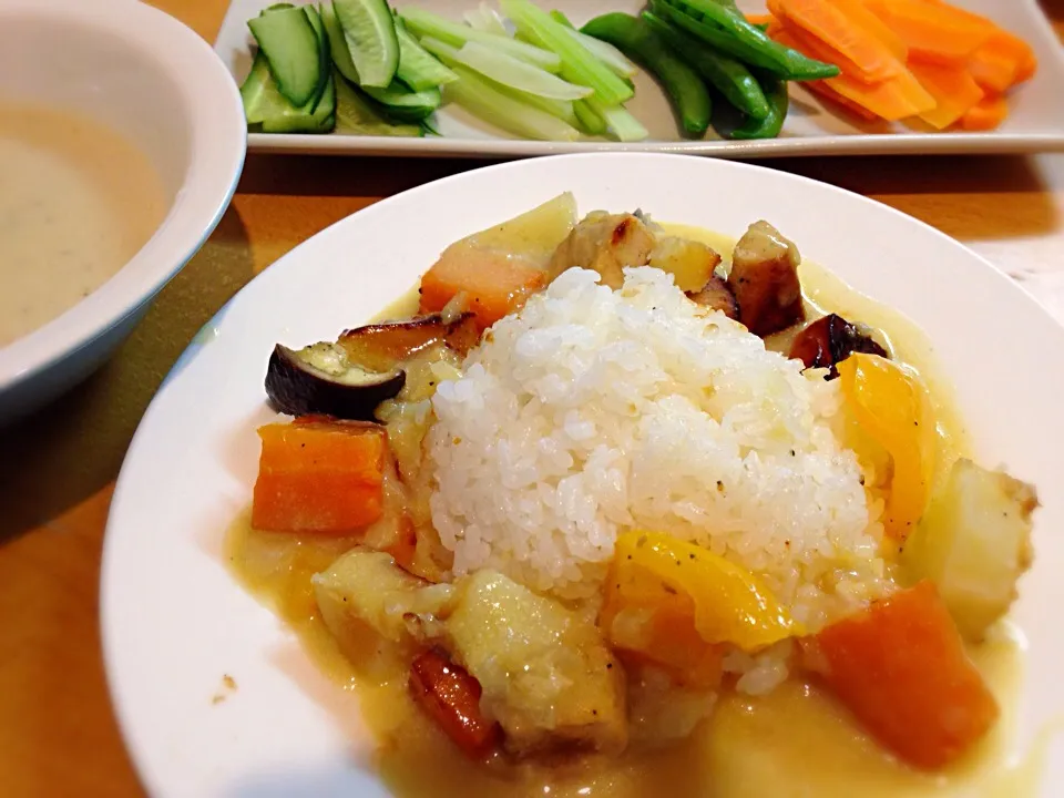 グリーンカレーとバーニャカウダ風 息子が作った晩御飯|シンリーさん