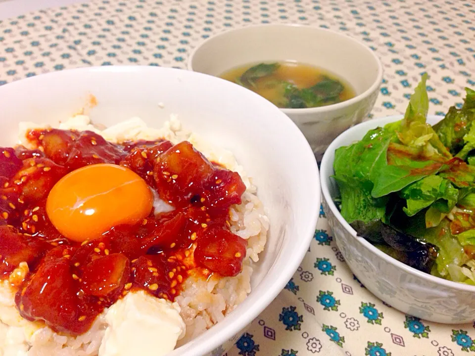 マグロのコチュジャン豆腐丼 チョレギサラダ セロリの葉の味噌汁|amiさん