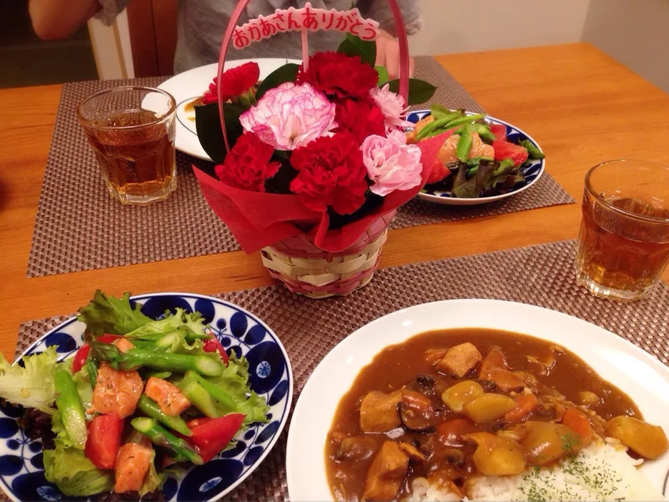 チキンカレーライス  サーモンとアスパラのサラダ|ikukoさん