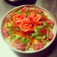 Snapdishの料理写真:母の日。サーモンで薔薇をちらし寿司に。|さっちさん