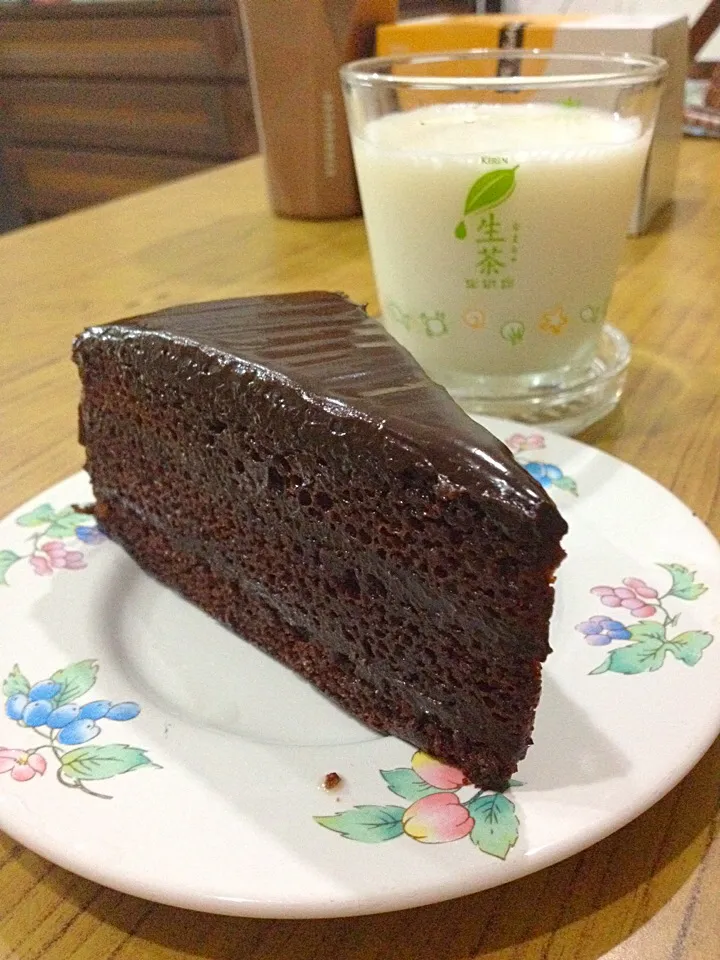 Soft chocolate cake & natural drinking yoghurt|pear jeebpinyoさん