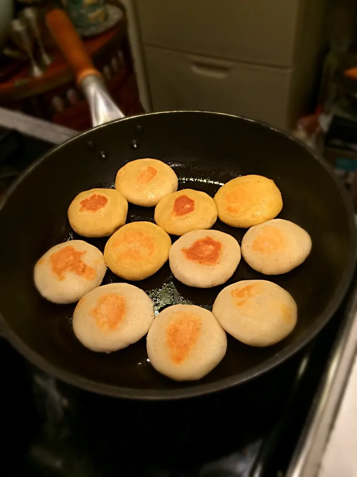 Cooking Arepas ;) Yellow is Venezuelan. White is Colombian.|aястасияさん