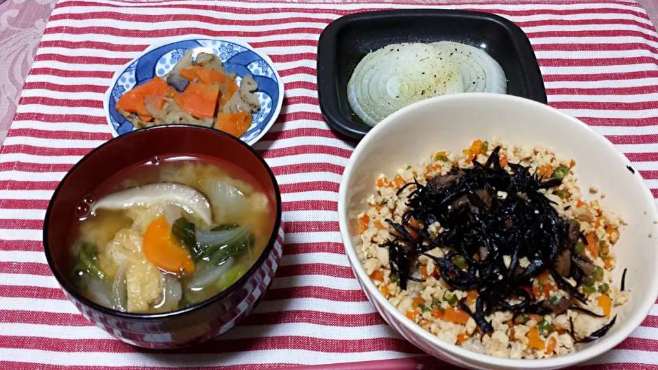 野菜とお揚げの味噌汁。鶏そぼろどんぶり。|Keiko  Itoさん