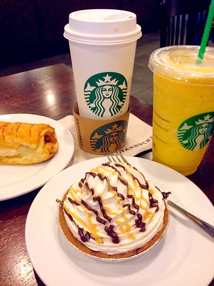 Sausage Roll, Banoffee Pie, Banana Mango Frappuccino & Americano!|iamfem05さん