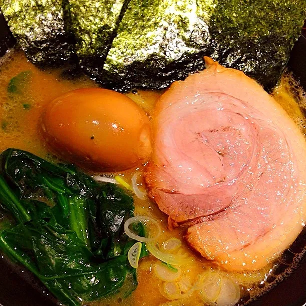 横浜豚骨ラーメン醤油+味付け玉子

煮玉子好きなんですよね
"たまごがさきか にわとりがさきか"
よく考えたりもしますね…|Yogiさん