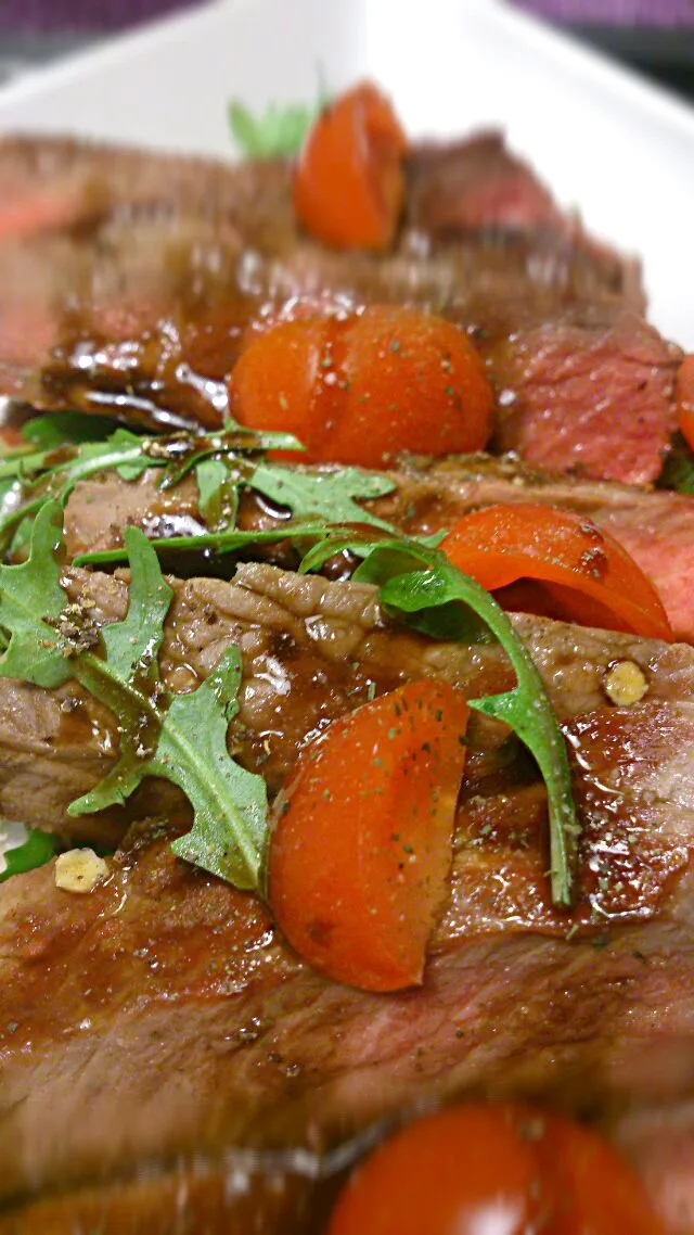 beef tagliata with cherry tomatoes and rucola|Eléonora Dさん