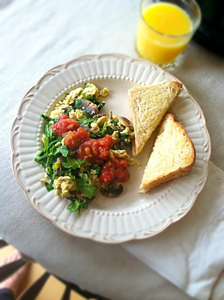 Scrambled Eggs with Arugula, Mushrooms and Salsa|K Goodnessさん