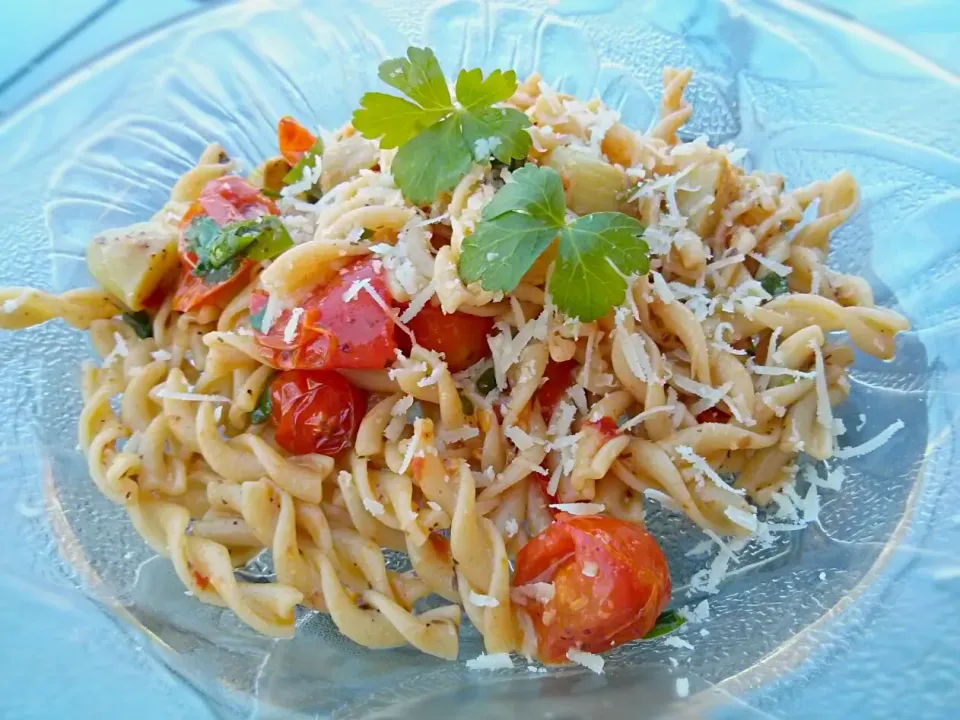 Roasted garlic pasta with cherry tomatoes !|Julie Tranさん