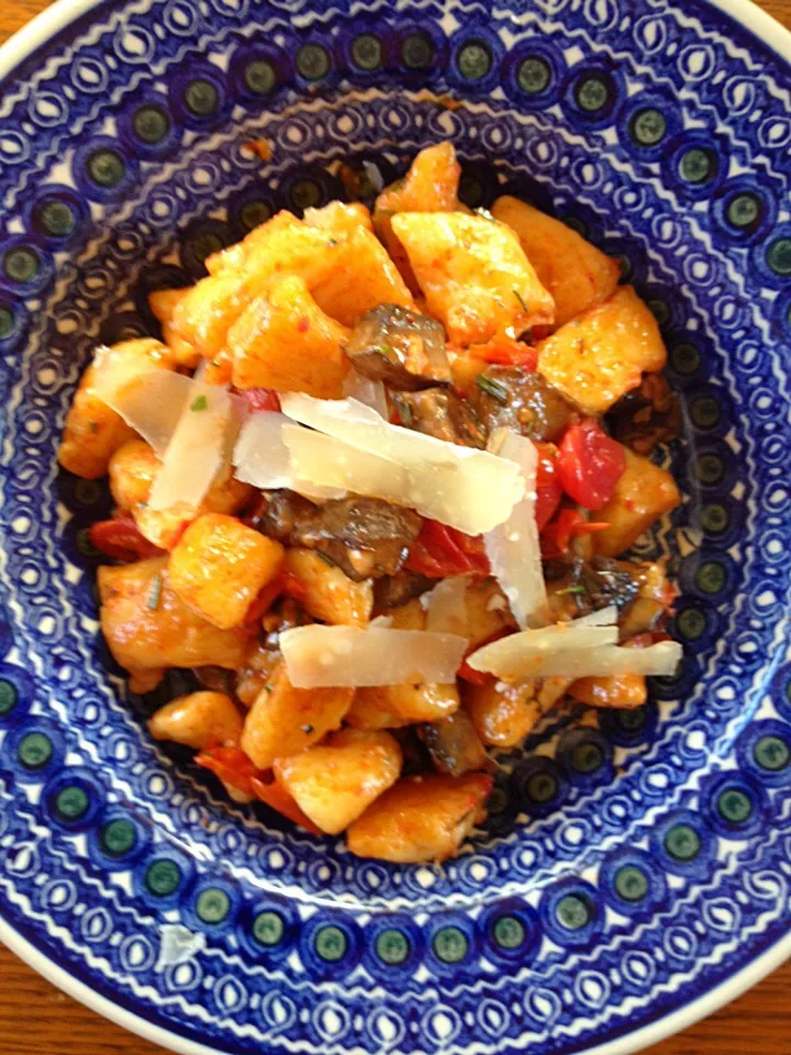 Snapdishの料理写真:homemade gnocchi with roasted tomato and portabellas|Matthew Cashenさん