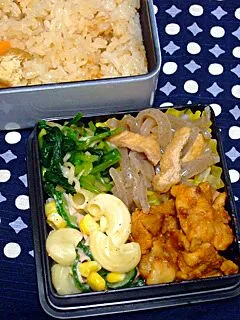 お弁当（炊き込みご飯、マカロニサラダ、薄揚げと糸こんにゃくの煮物、ほうれん草と切り干し大根のお浸し、タンドリーチキン）|すーさん