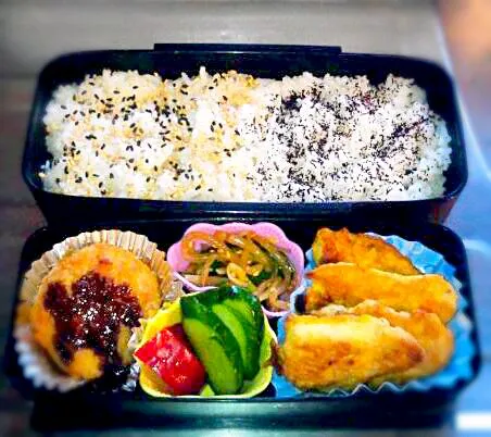 彼　お弁当♪
コロッケ、もやしときゅうりの酢の物、パプリカ＆きゅうり漬け物、鶏胸肉のピカタ☆|ｅｒｉさん