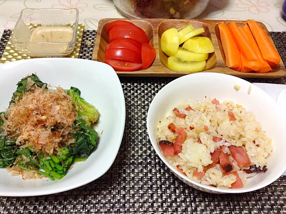 Spinach and garlic rice with my side dish tomatoe kiwi and carrots...|Jenelyn Noguchiさん