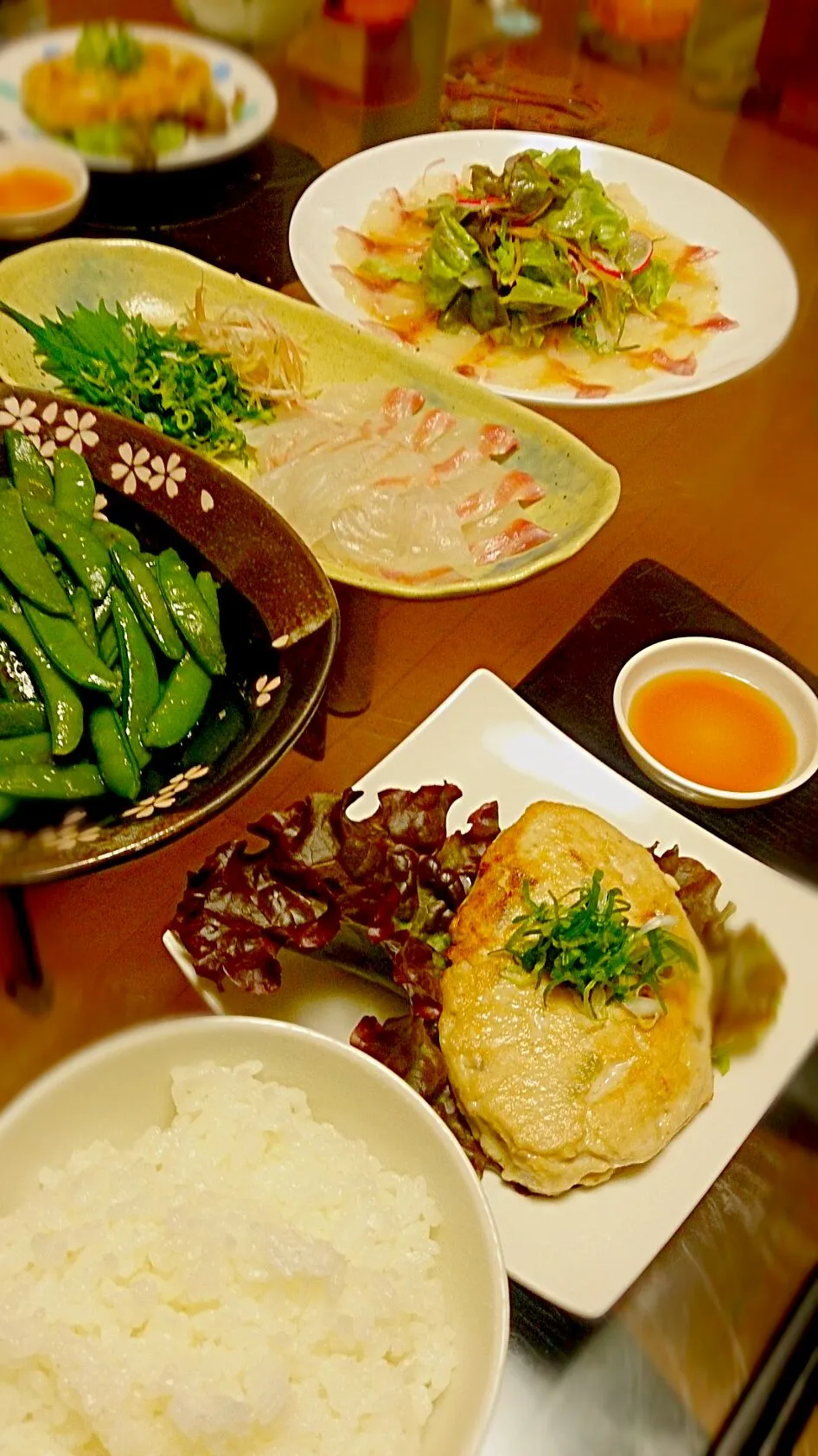 鰯ﾊﾝﾊﾞｰｸﾞ.鯛刺身.鯛ｶﾙﾊﾟｯﾁｮ.ｽﾅｯﾌﾟｴﾝﾄﾞｳのバター醤油炒め|Chika Iwaiさん