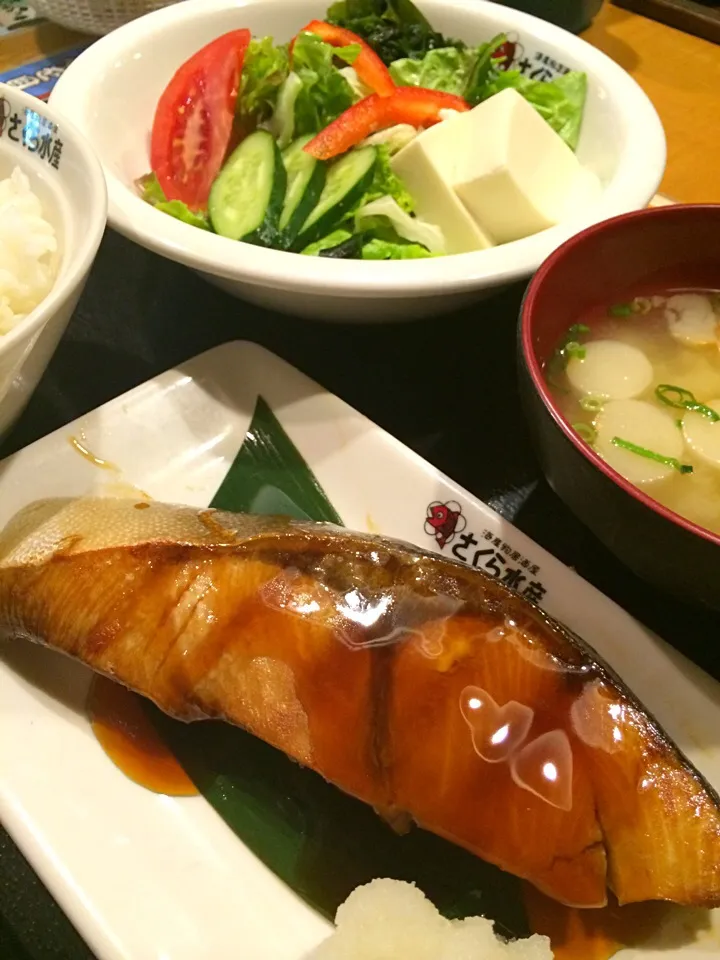 ランチは、鰤の照り焼きと野菜サラダ。|Takashi H.さん