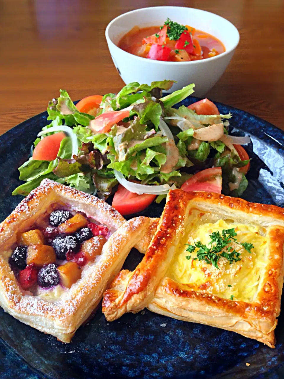 ⭐️オニオンマヨチーズデニッシュ ⭐️クリームチーズとフルーツのデニッシュ ⭐️野菜サラダ 胡麻ドレッシング ⭐️野菜たっぷりミネストローネ|よっちぃさん