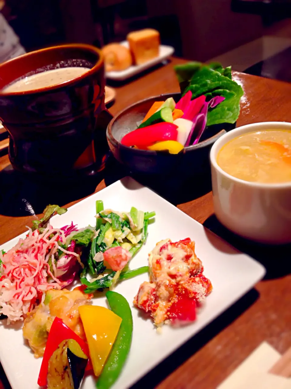 Snapdishの料理写真:バーニャカウダとか色々食べ放題ランチ❤️|mieko matsuzakiさん