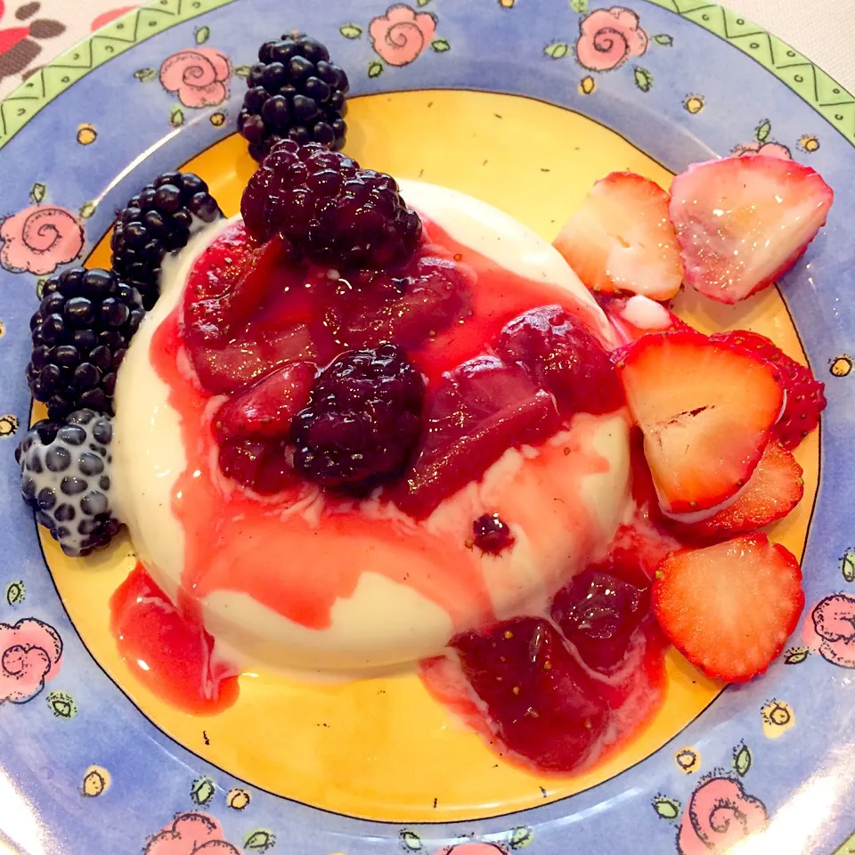 Panna Cotta Caramel wine reduction with strawberry and blackberry|rie simsさん