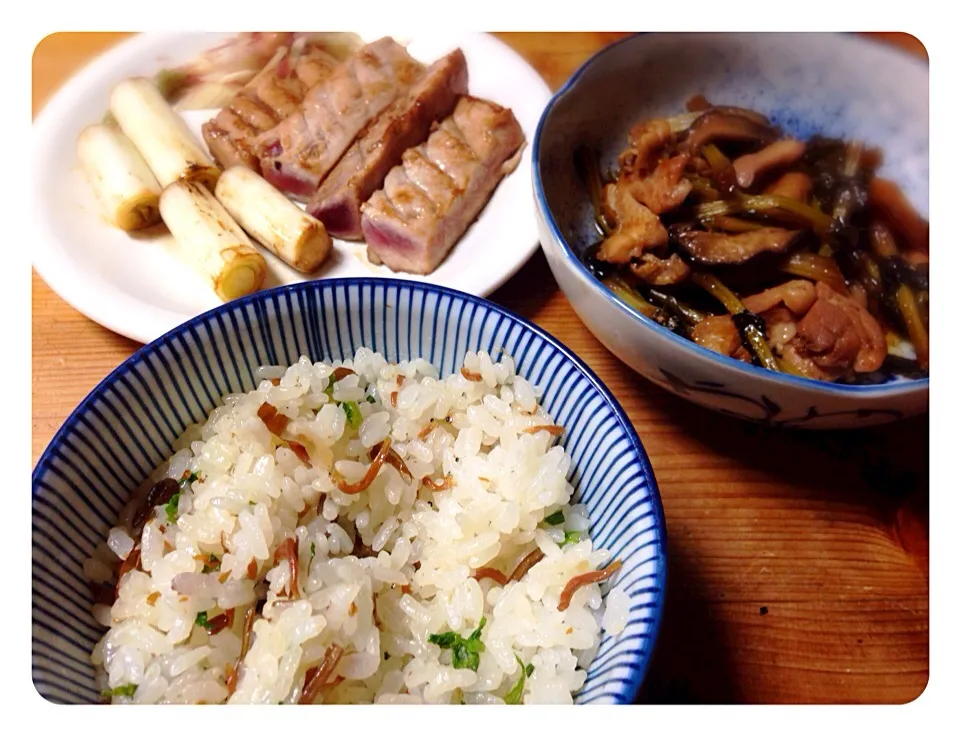 シラス入りの菜飯。カジキマグロの炙り、葱も炙っちゃって。筍と椎茸と鳥肉と大根の葉の煮物。|小川真一さん