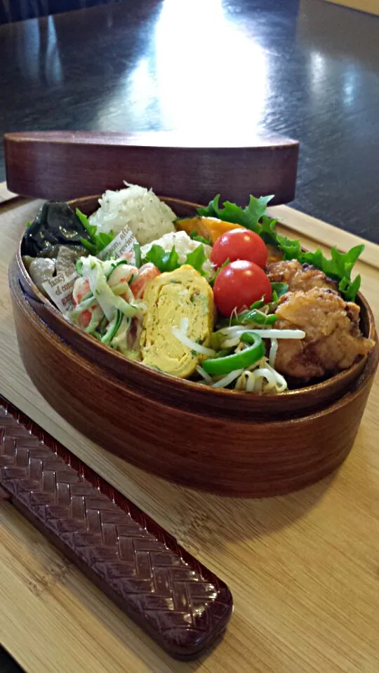 今日のお弁当～♪
*おじゃこ入りおにぎり
*唐揚げ
*ナスの煮物
*ピーマンともやしの炒め物
*きゅうりとカニかまのサラダ
*卵焼きネギ入り|MISAKI♪さん