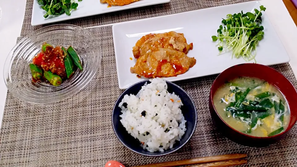 Snapdishの料理写真:今日の夕食 豚肉の香味ソース焼き、おくらとトマトのポン酢あえ、わかめごはん、にらの卵とじ味噌汁|pinknari🐰🌈さん