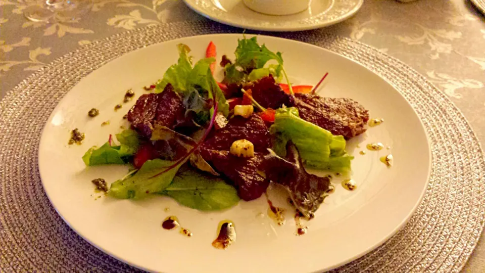 Insalata di manzo con condimento balsamico.|Saito  Iwaoさん