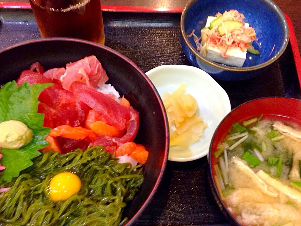 お弁当おサボリの今日は、マグロとサーモンのもづく丼|尚子さん