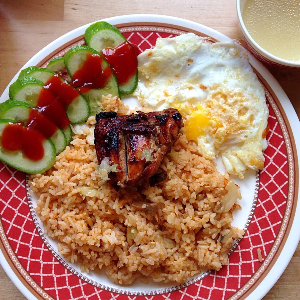 Fried rice with special fried chicken.|noorabitaさん