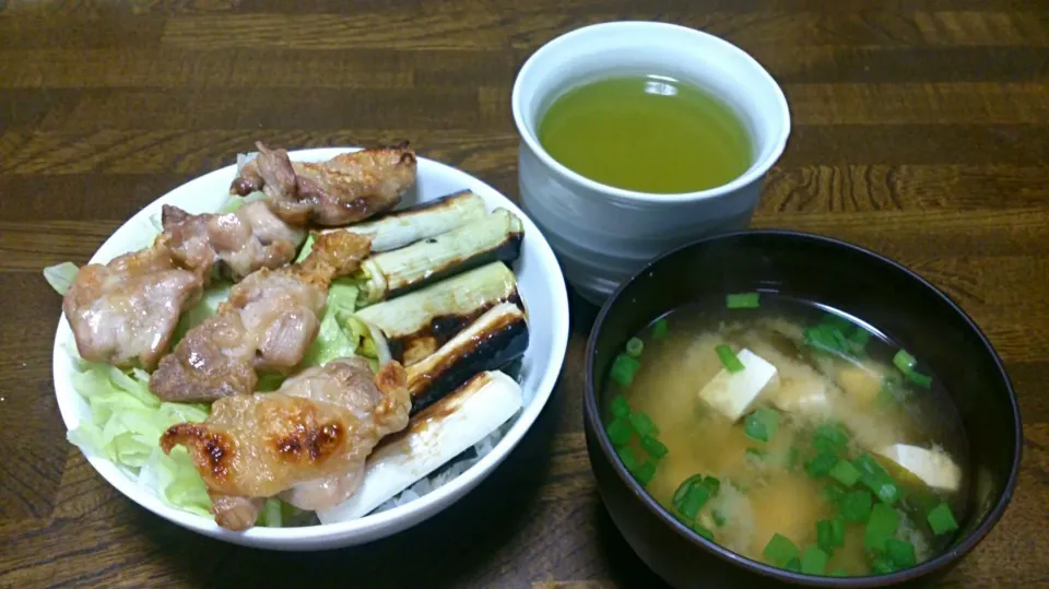 焼き鳥丼&豆腐とワカメの味噌汁|えっちゃんさん