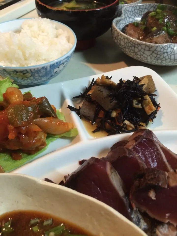 Snapdishの料理写真:ひじきの煮物、椎茸とひき肉の肉詰め、鶏肉と野菜トマトソース、カツオのたたき、小松菜と油揚げのお味噌汁〜！|nokoさん