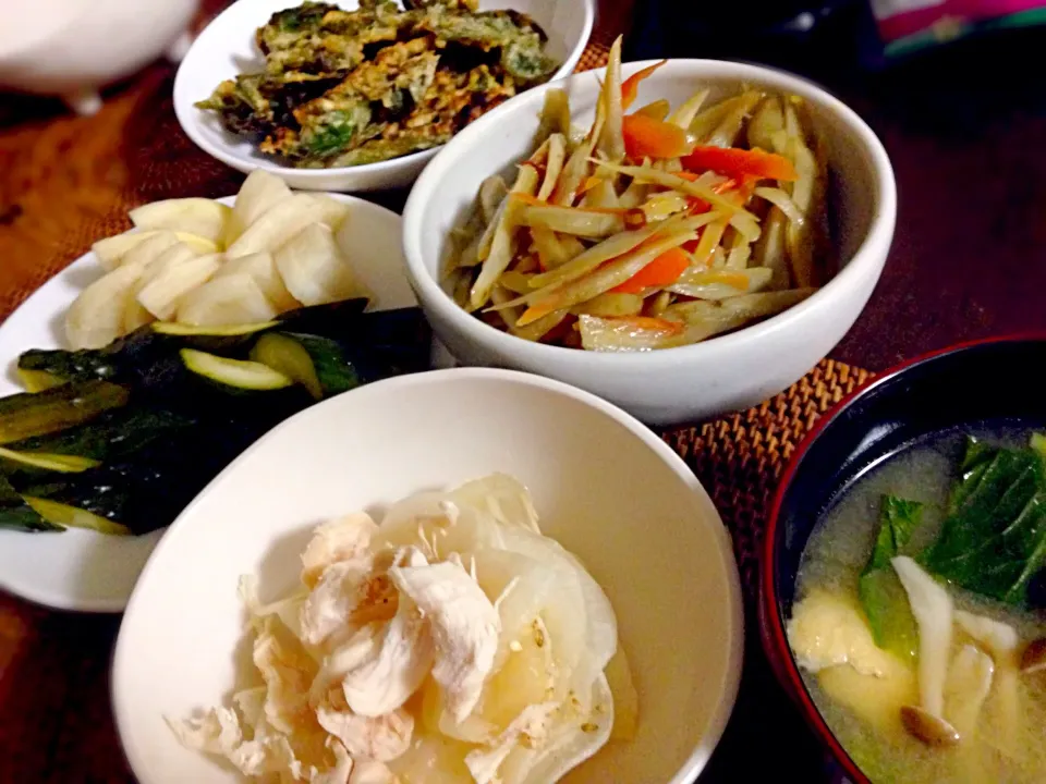 今日の晩ご飯。山菜の天麩羅ときんぴら、大根ササミのサラダ、ぬか漬け、味噌汁。|めりさん