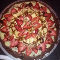 Brownie pizza with banana and strawberry|Cleveland Riversさん