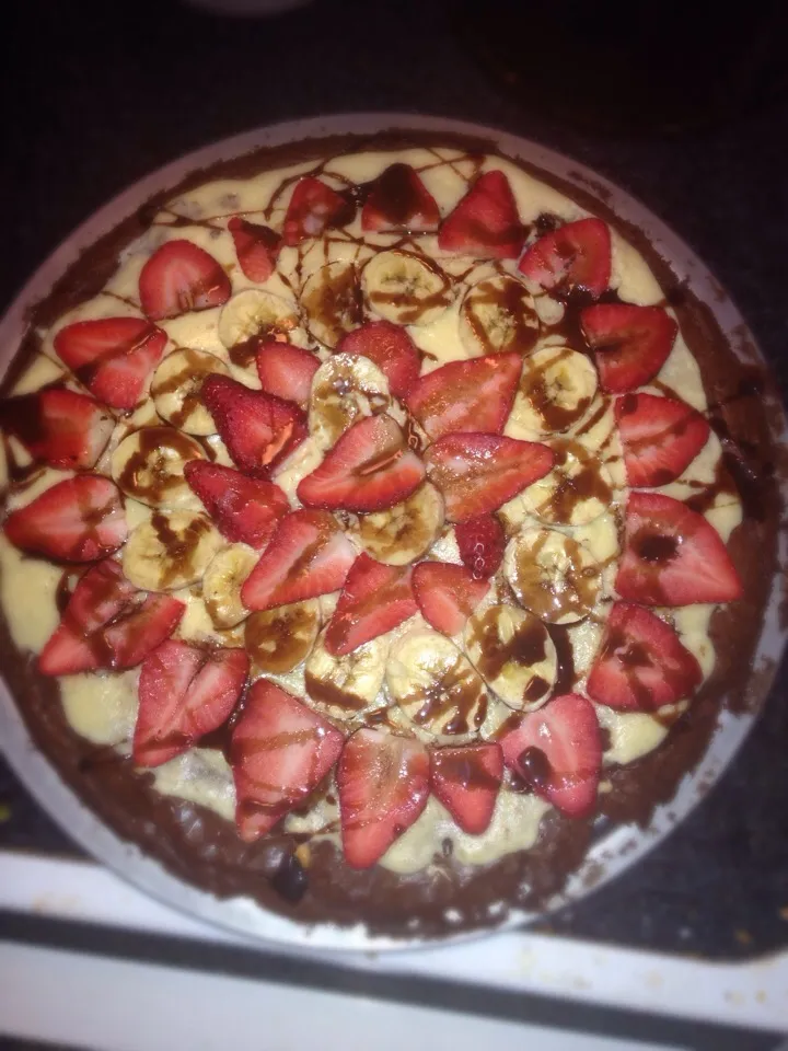 Brownie pizza with banana and strawberry|Cleveland Riversさん