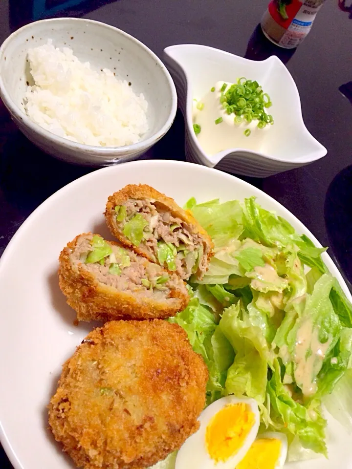 メンチカツ、豆腐、ごはん、付け合わせ野菜、ゆで卵|ゆきちさん