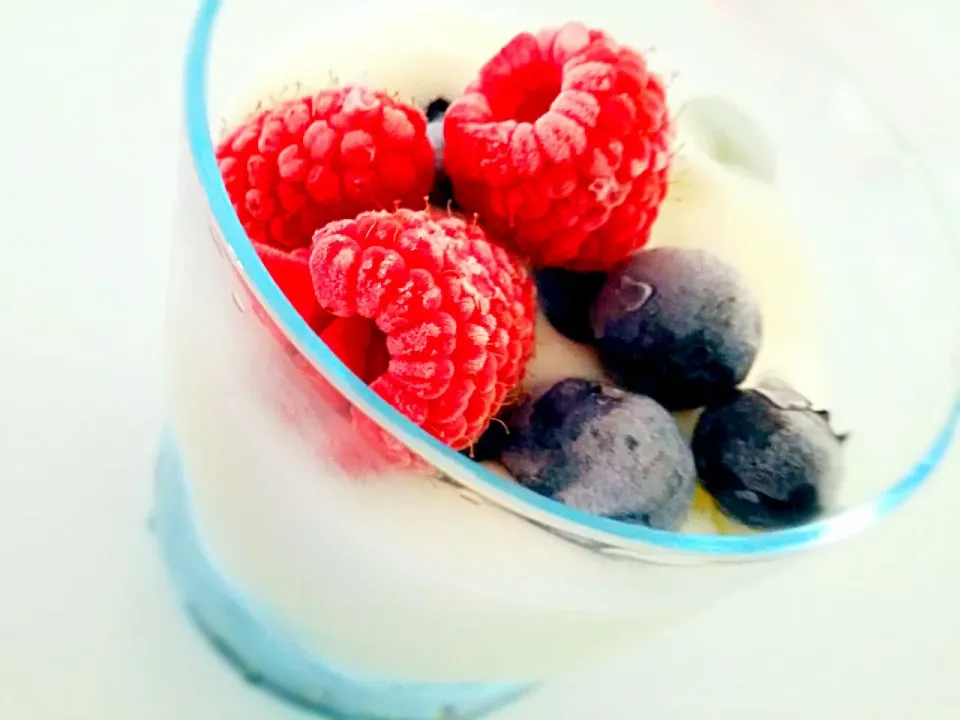 Blueberries Raspberries Nata de coco yoghurt😙|🌷lynnlicious🌷さん