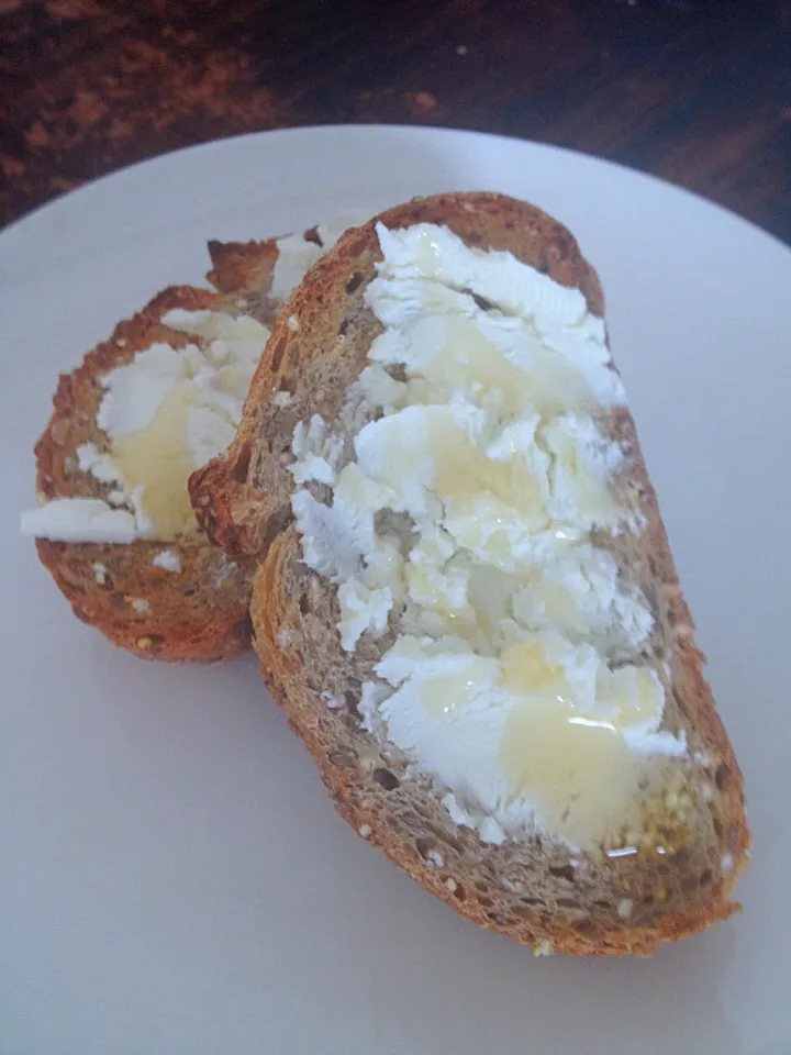 Whole wheat, goat cheese and honey|lauren shannonさん