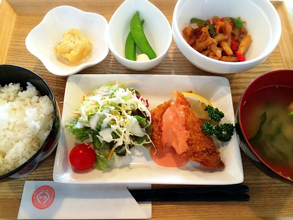 キッチンおひとつや 日替わり減塩ランチ(白身フライ チンジャオロース)|kkkyokoさん