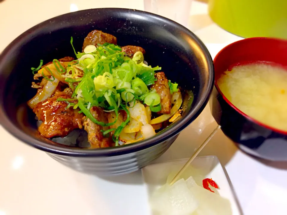 豚丼、お味噌汁付き。@セルクル 堺筋本町|えすとさん