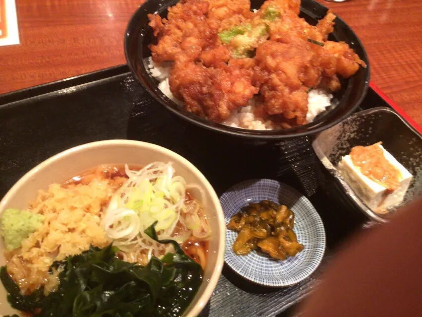 Snapdishの料理写真:【日替ランチ】鶏天丼とわかめうどん定食を頂きました。|momongatomoさん