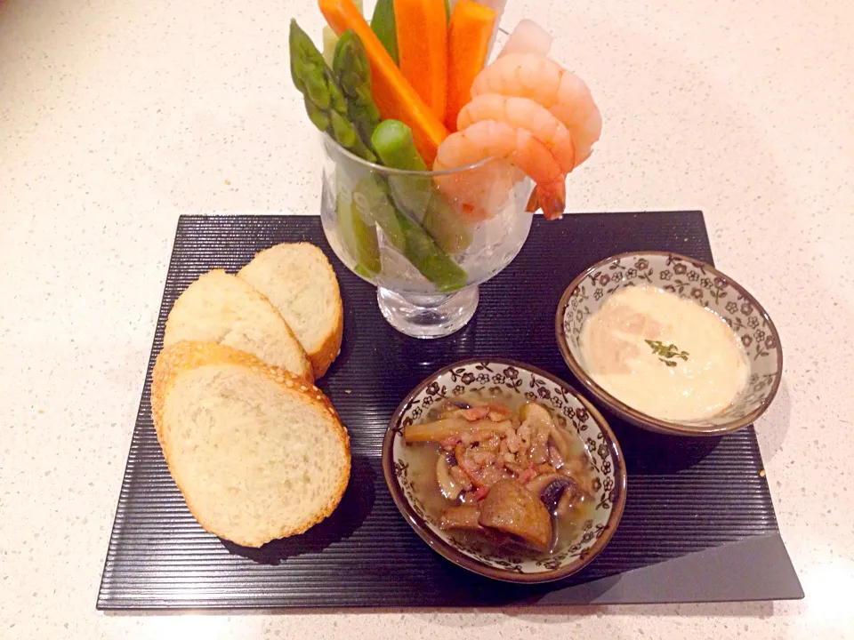 vegetable dips and turkish bread with mishroom ans bacon in olive oil|prinkcessさん