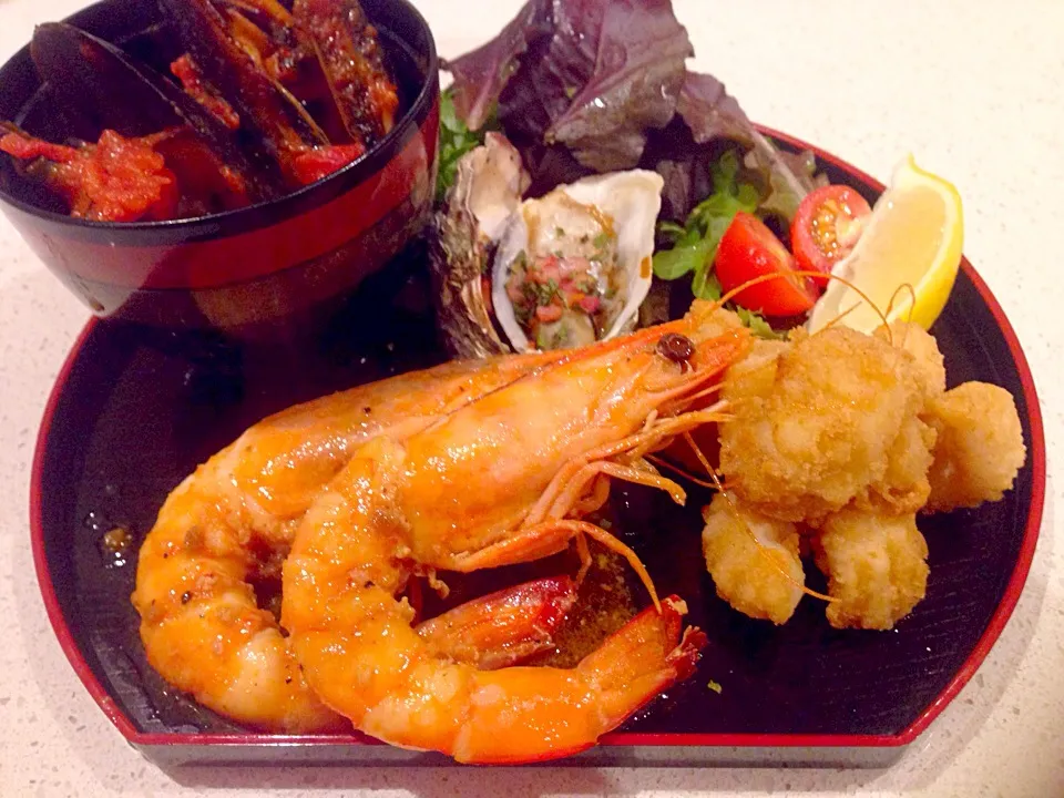 Snapdishの料理写真:seafood platter - salt and peoper calamari, sweet chilli prawns, mussels, oysters kilpatrick|prinkcessさん