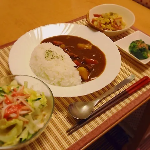 Snapdishの料理写真:カレー、キャベツと玉ねぎのコンソメ蒸し、ほうれん草のお浸し、サラダ|はるさん