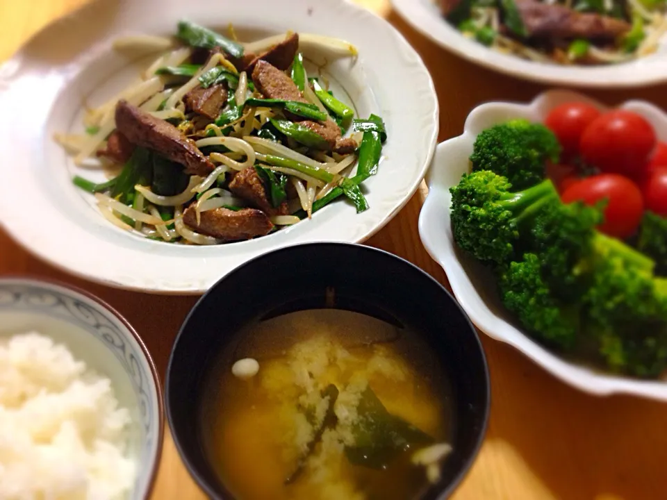 今日の晩ご飯は、レバニラ炒め、茹でブロッコリーとプチトマト、わかめとえのきの味噌汁。|ゆえさん