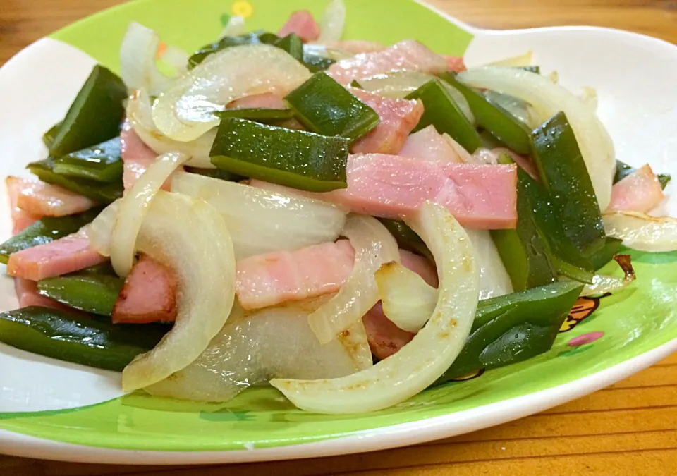 新玉ねぎと茎わかめとベーコンの炒めもの|クッキーさん